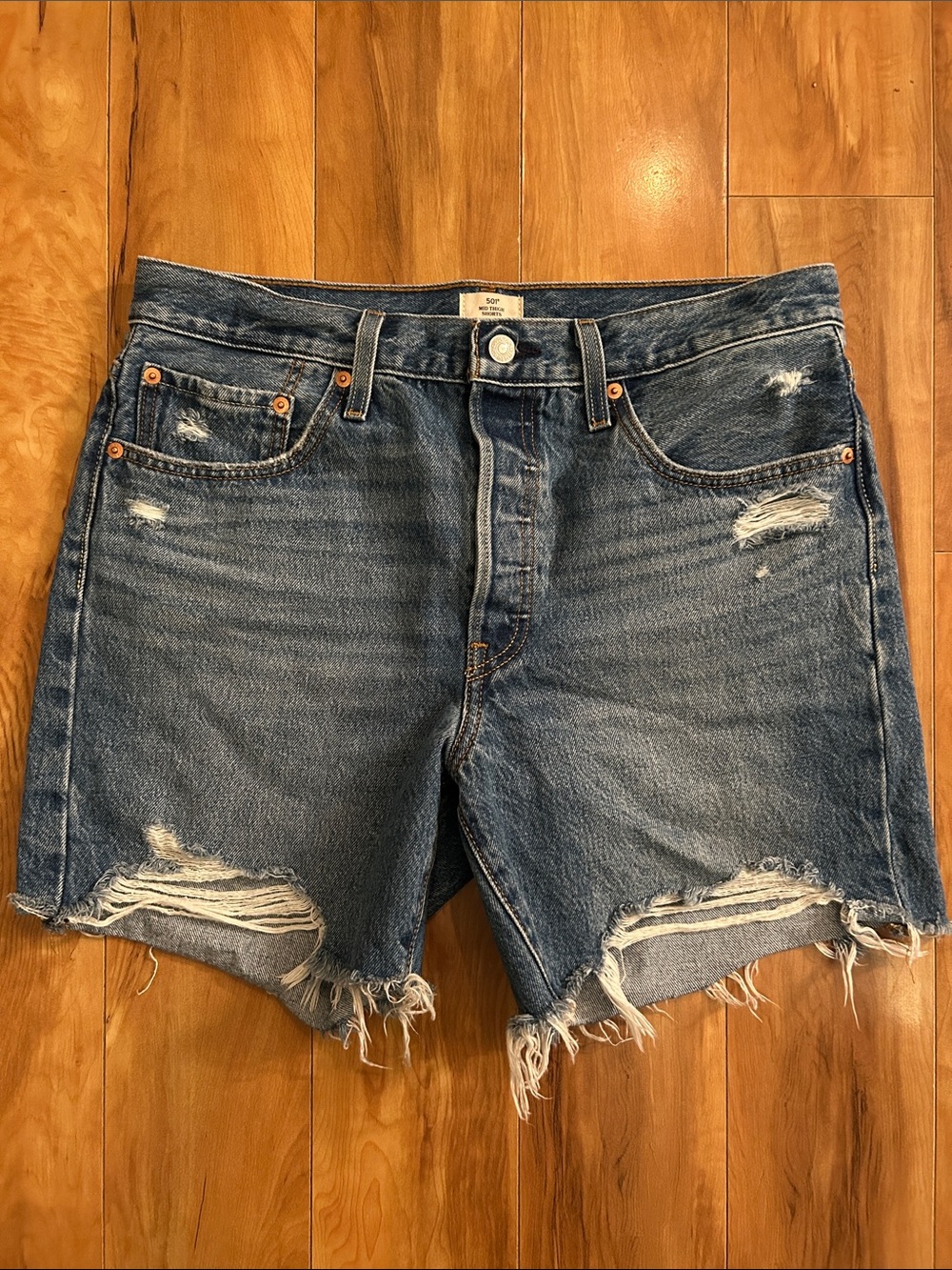 Levi’s 501 mid thigh denim shorts size 31 - big blow horns wash